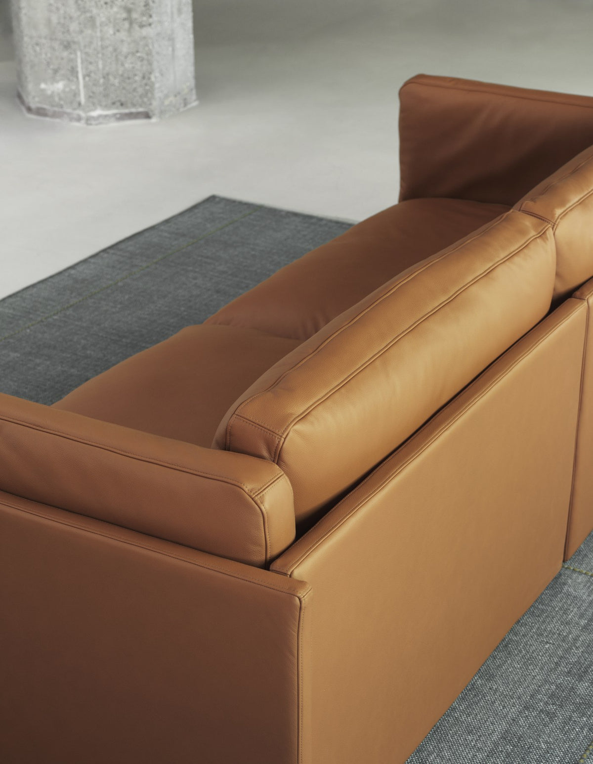 Modulares Sofaelement Softy 120 Right Armrest von Normann Copenhagen in Taupe mit gepolsterter rechter Armlehne und weichen Kissenformen.