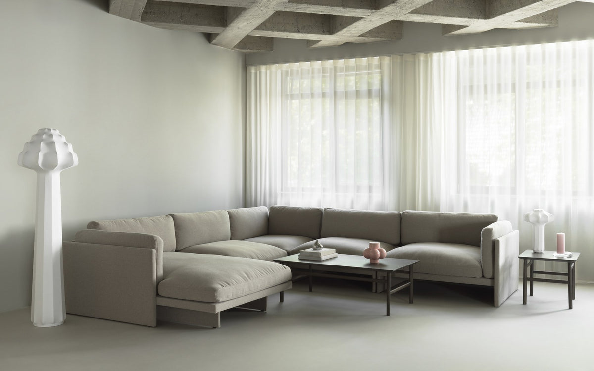 Softy Modular Sofa 400 Chaise Longue Left von Normann Copenhagen in Taupe, gepolstertes Element mit weichen Kissen und niedriger Sitzhöhe