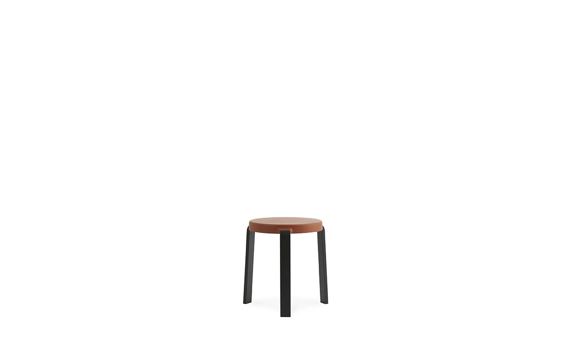 Tap Stuhl in Schwarz/ karamel präsentiert im Onlineshop von KAQTU Design AG. Hocker ist von Normann Copenhagen
