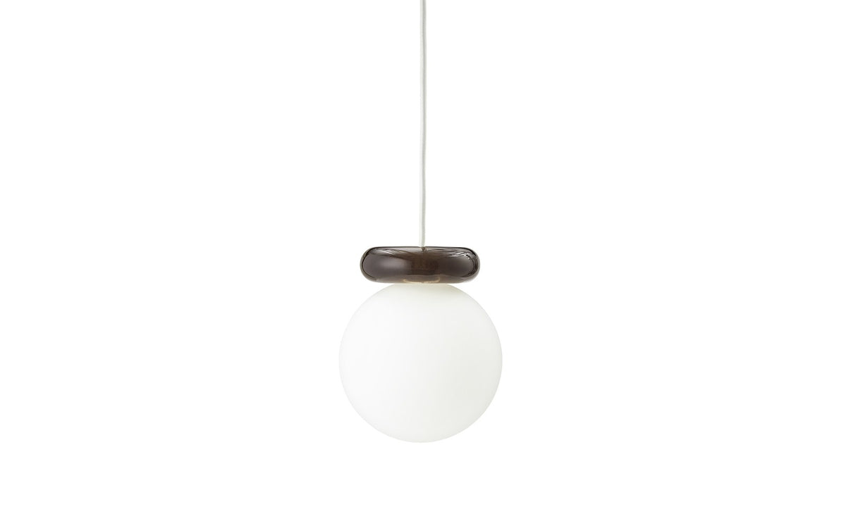 Pendelleuchte Hinx von Normann Copenhagen in Dunkelbraun, Lampenschirm aus Opalglas mit ringförmigem Kunstharzsockel.