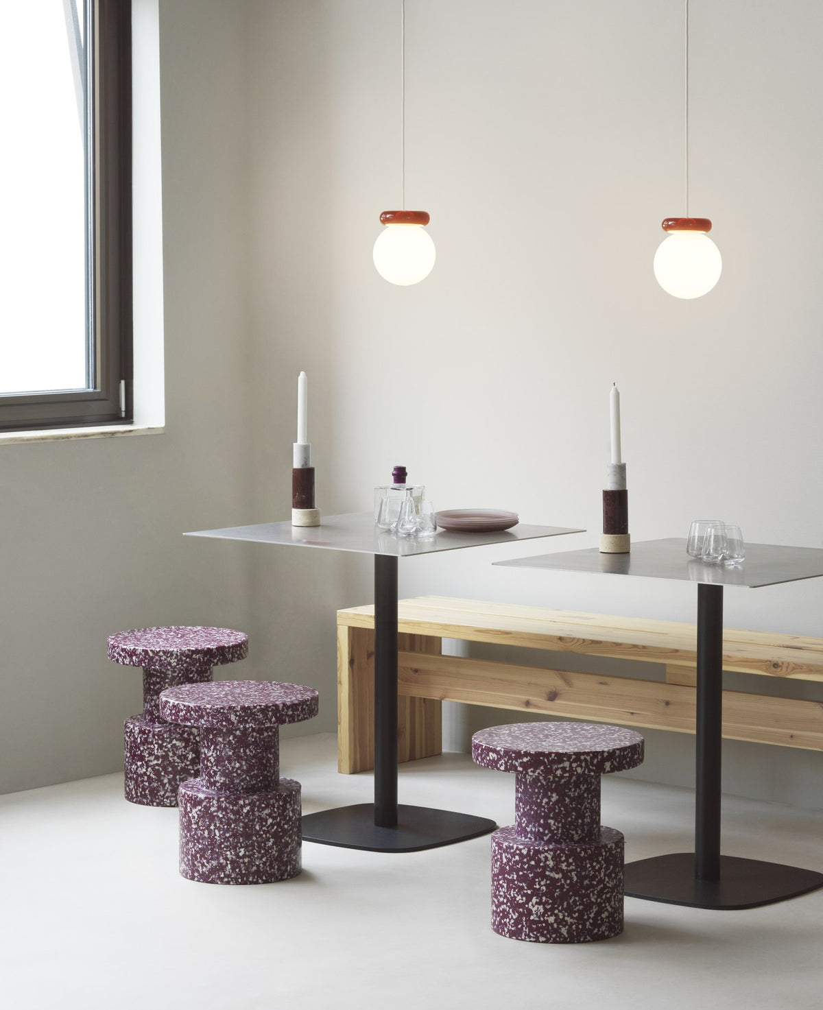 Pendelleuchte Hinx von Normann Copenhagen in Dunkelbraun, Lampenschirm aus Opalglas mit ringförmigem Kunstharzsockel.