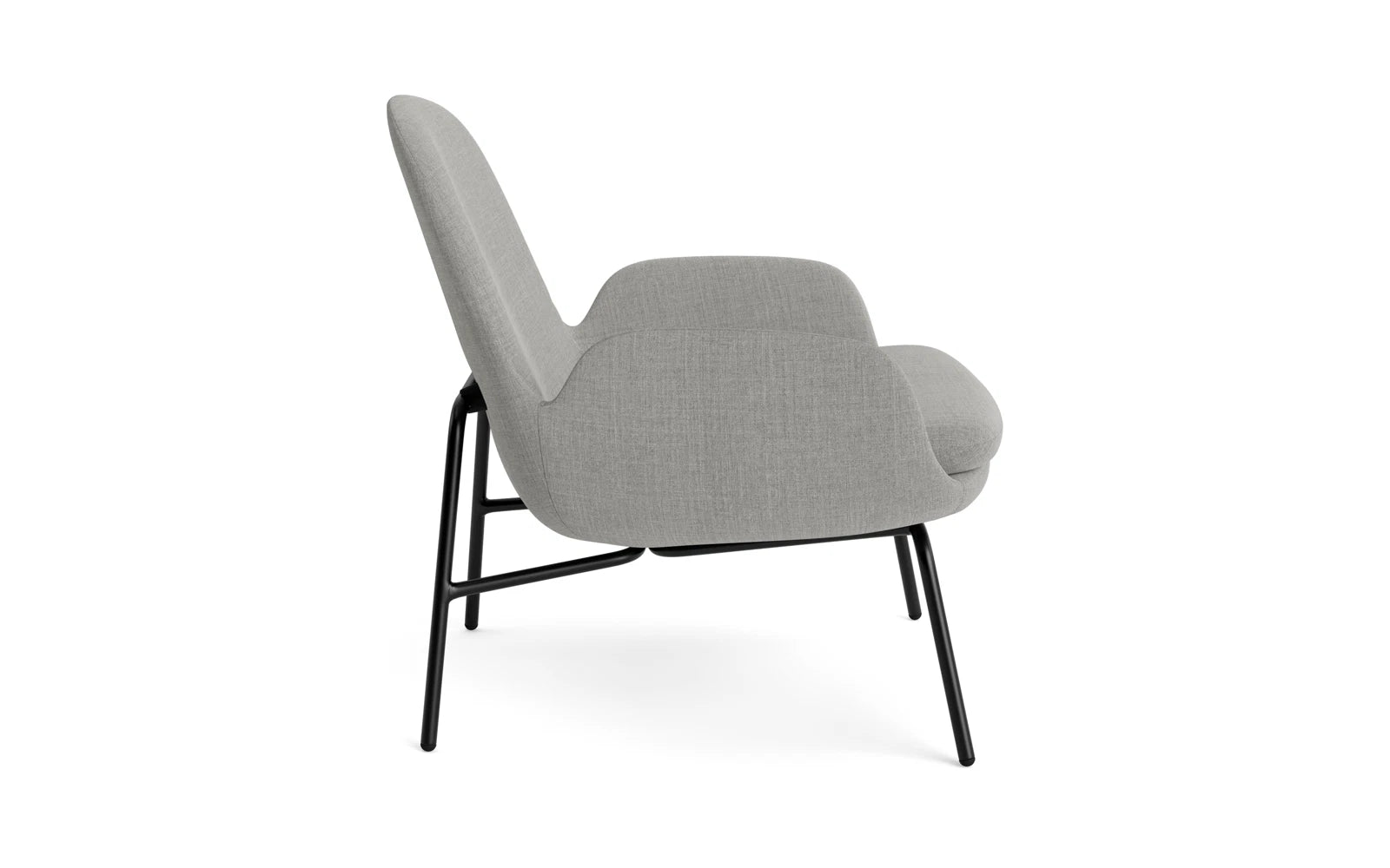 Der Era Lounge-Sessel von Normann Copenhagen vereint eleganten Stil mit robustem schwarzem Stahl und bietet unvergleichlichen Sitzkomfort.