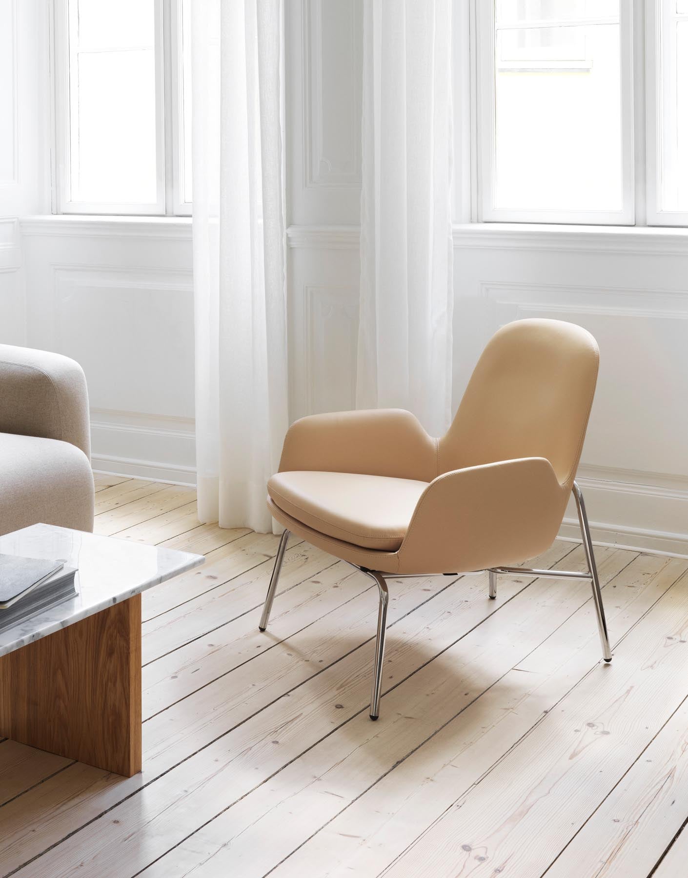 Entdecken Sie den Era Lounge-Sessel niedrig Chrom Ultra von Normann Copenhagen – ein stilvolles Möbelstück, das Eleganz und Komfort vereint.