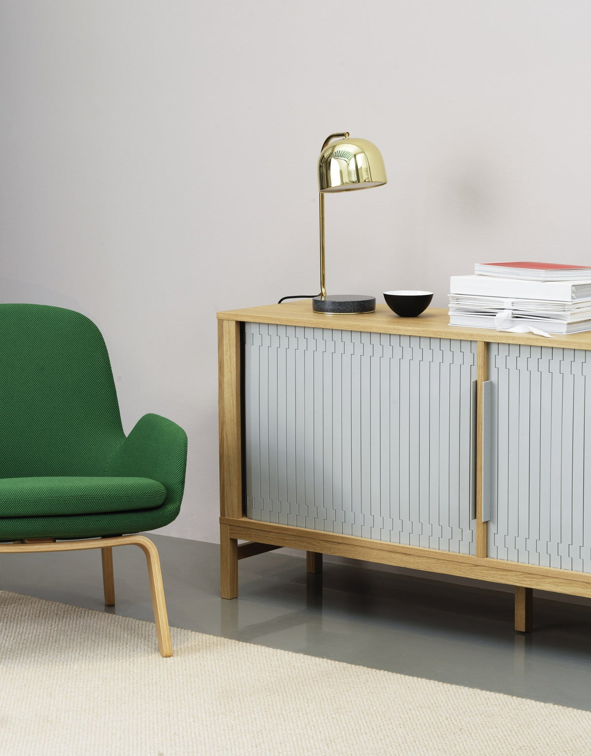 Era Lounge-Sessel von Normann Copenhagen in Grau mit Eichenbeinen, gepolsterter Sitzschale und geschwungener Rückenlehne.