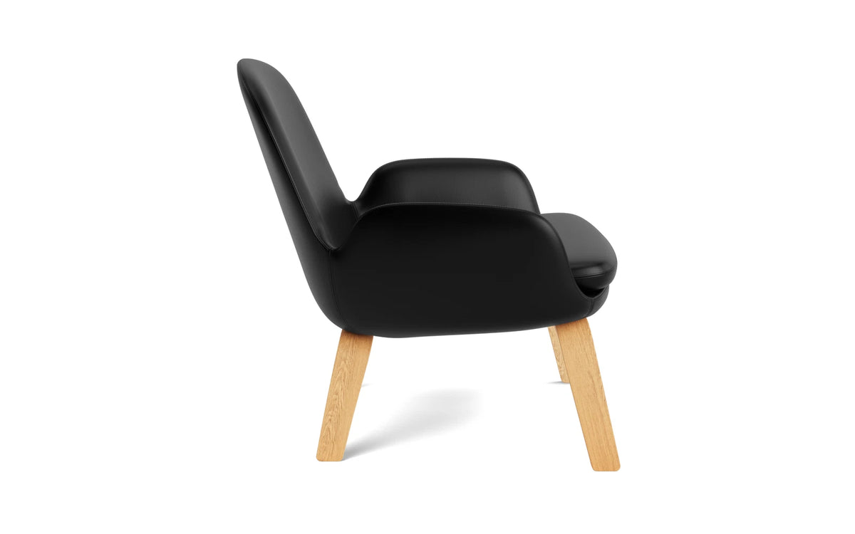 Era Lounge-Sessel niedrig Eiche Ultra in Ultra 41599 präsentiert im Onlineshop von KAQTU Design AG. Sessel ist von Normann Copenhagen