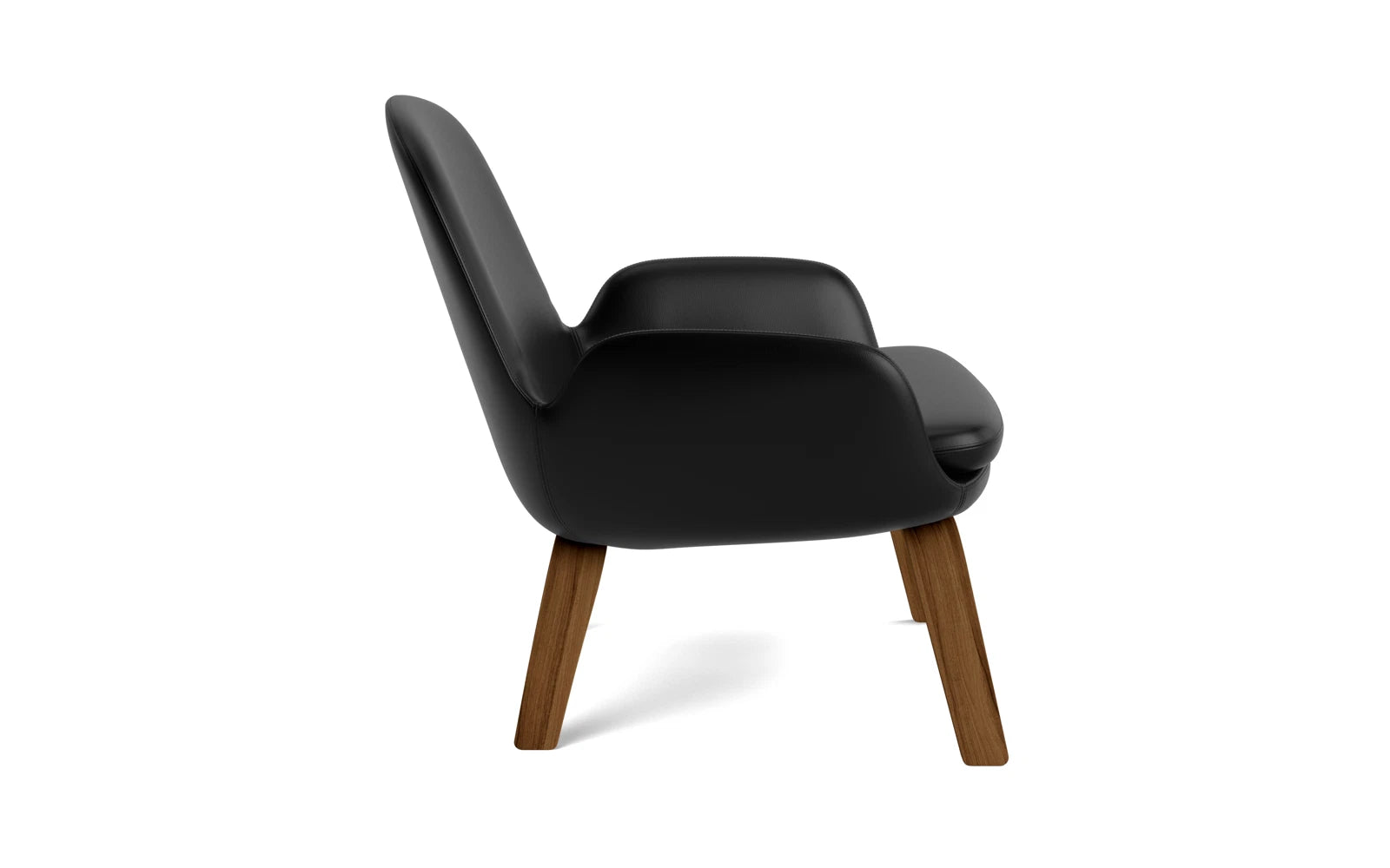Entdecken Sie den Era Lounge-Sessel niedrig Walnuss Ultra von Normann Copenhagen – ein stilvolles Möbelstück, das zeitlose Eleganz und höchsten Komfort vereint.