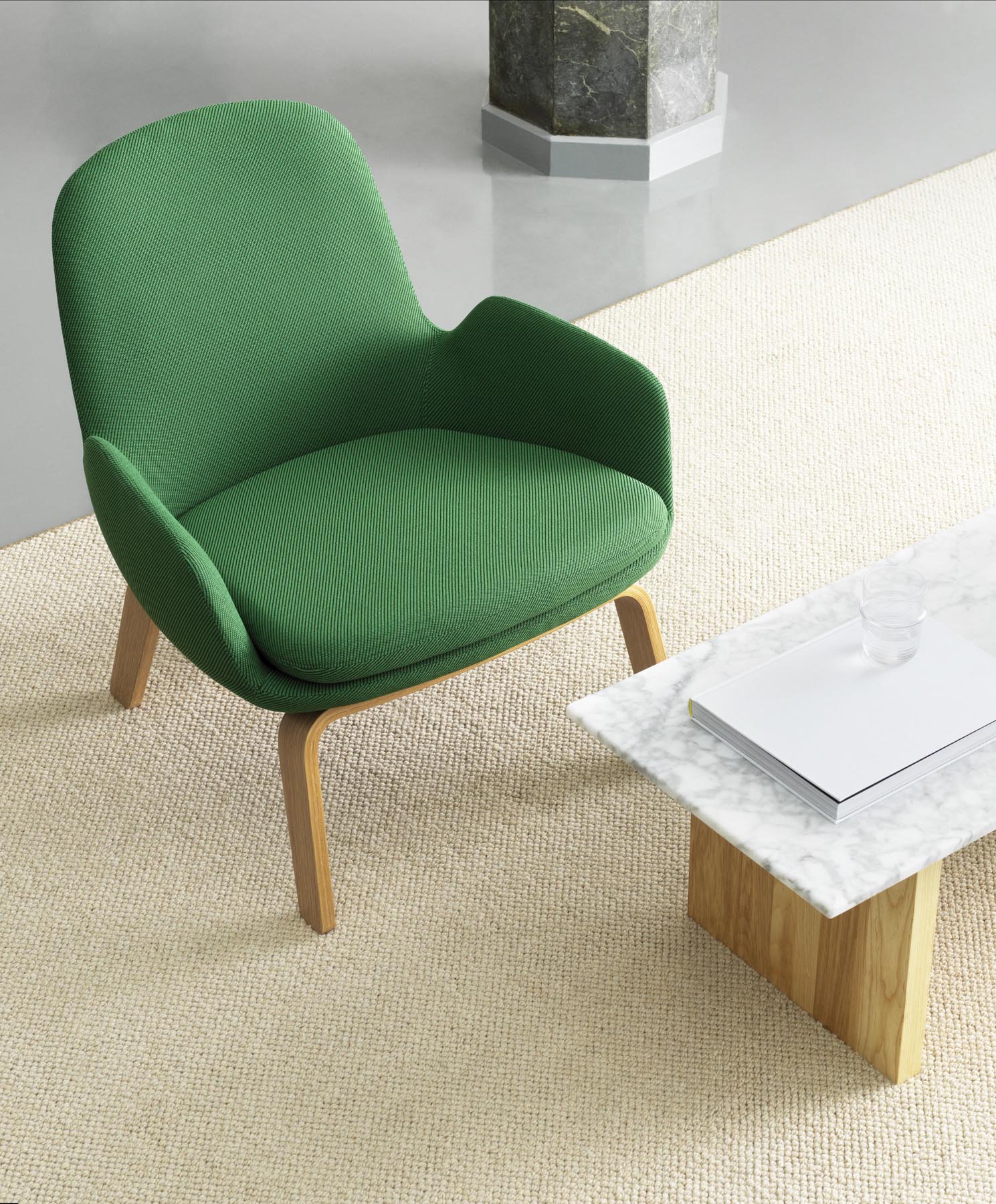 Erleben Sie den Era Lounge-Sessel niedrig Walnuss Ultra von Normann Copenhagen – ein zeitloses Design, das Komfort und Stil harmonisch verbindet.