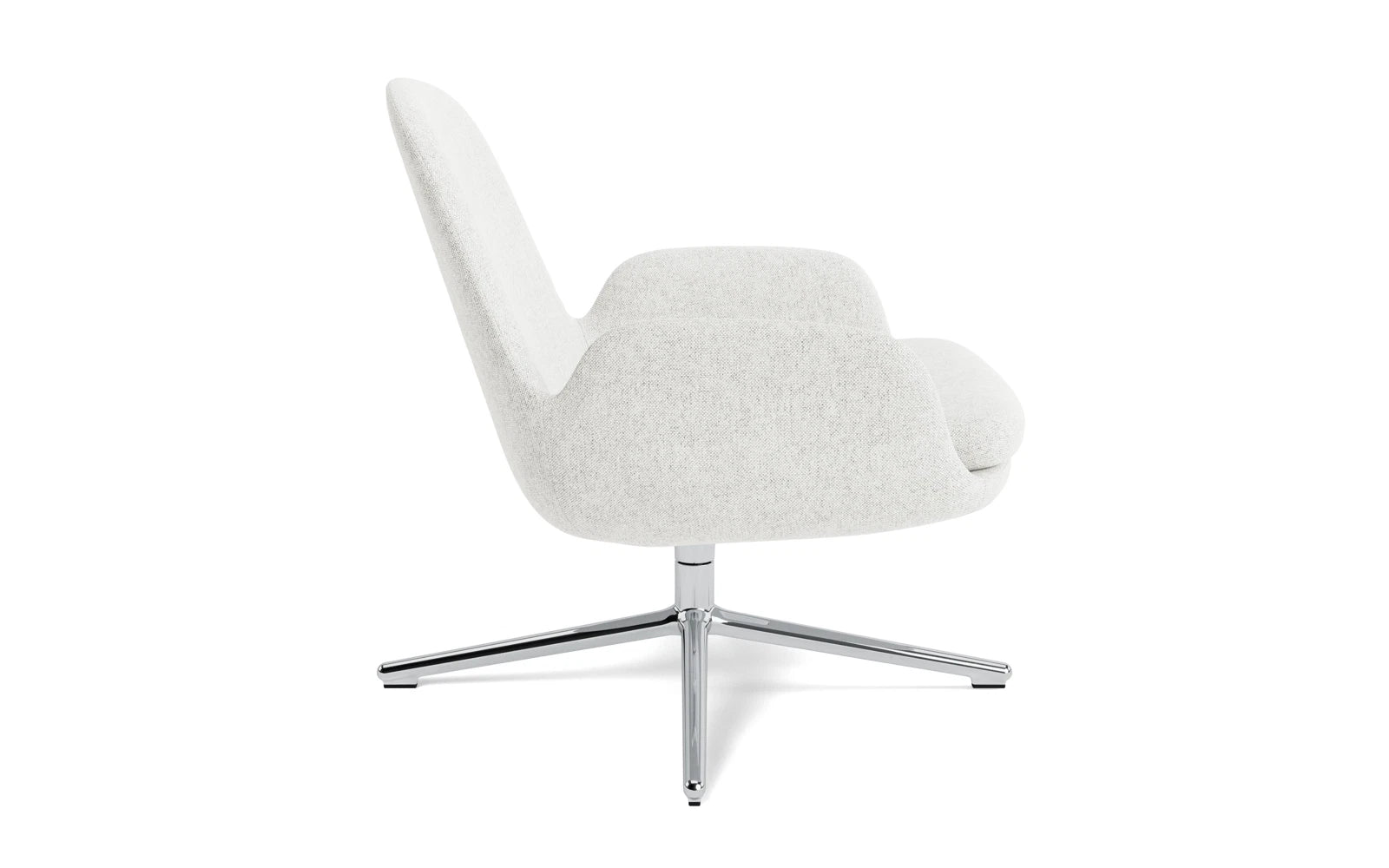 Entdecken Sie den Era Lounge-Sessel von Normann Copenhagen: Niedrig, drehbar und stilvoll, vereint er Komfort und zeitloses Design für Ihr Zuhause.