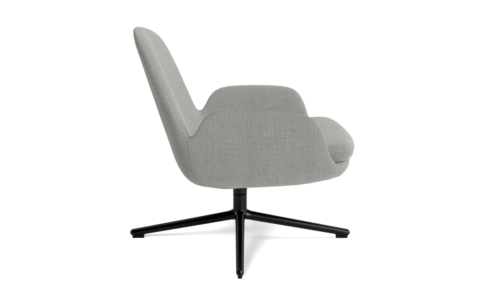 Erleben Sie modernen Komfort mit dem Era Lounge-Sessel von Normann Copenhagen. Das drehbare Aluminiumgestell und die eleganten Stoffe vereinen Stil und Funktion.