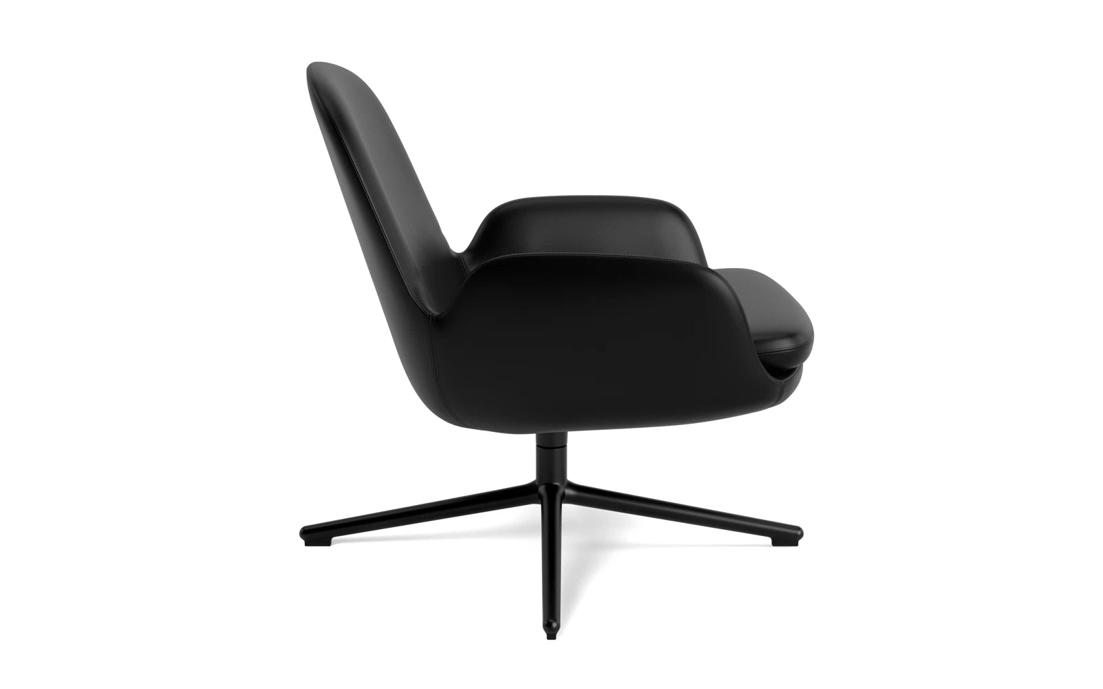 Entdecken Sie den Era Lounge-Sessel von Normann Copenhagen: Elegantes Design, drehbares schwarzes Aluminium und luxuriöses Ultra Leder für höchsten Komfort.