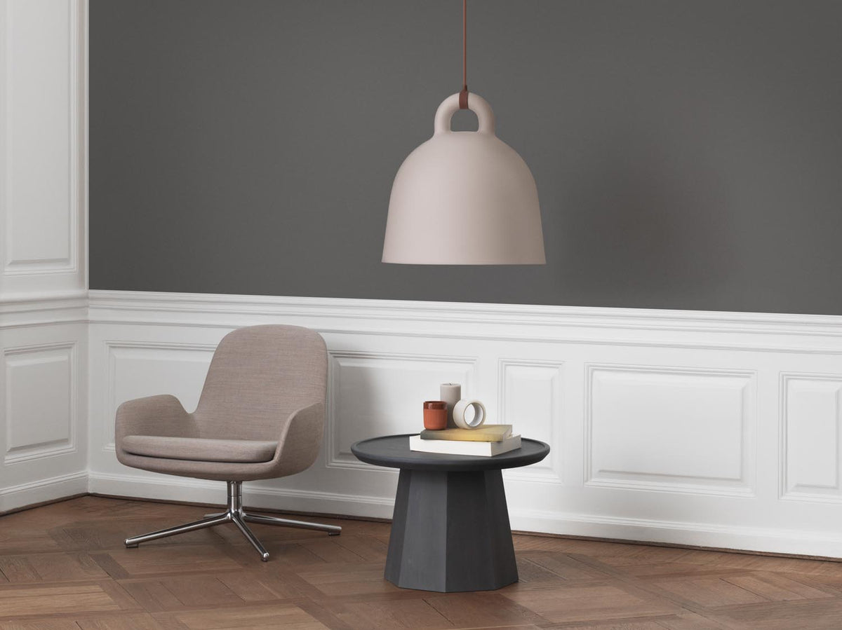 Era Lounge-Sessel niedrig mit Drehgestell in Ultra Leder präsentiert im Onlineshop von KAQTU Design AG. Sessel ist von Normann Copenhagen