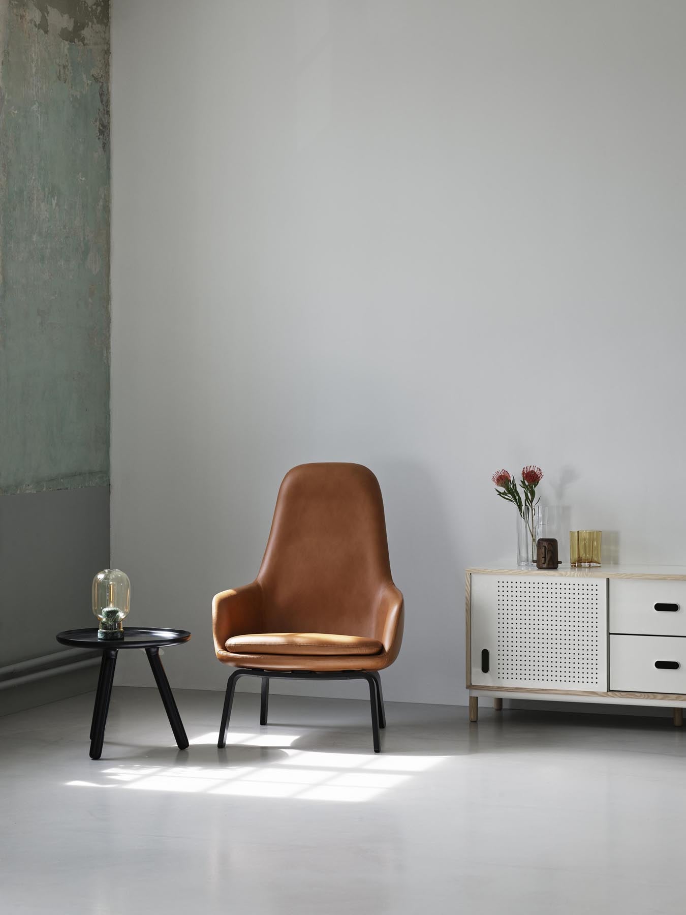 Genießen Sie den Era Lounge-Sessel von Normann Copenhagen: Eleganz aus schwarzem Stahl und Hallingdal-Polsterung für höchsten Sitzkomfort.