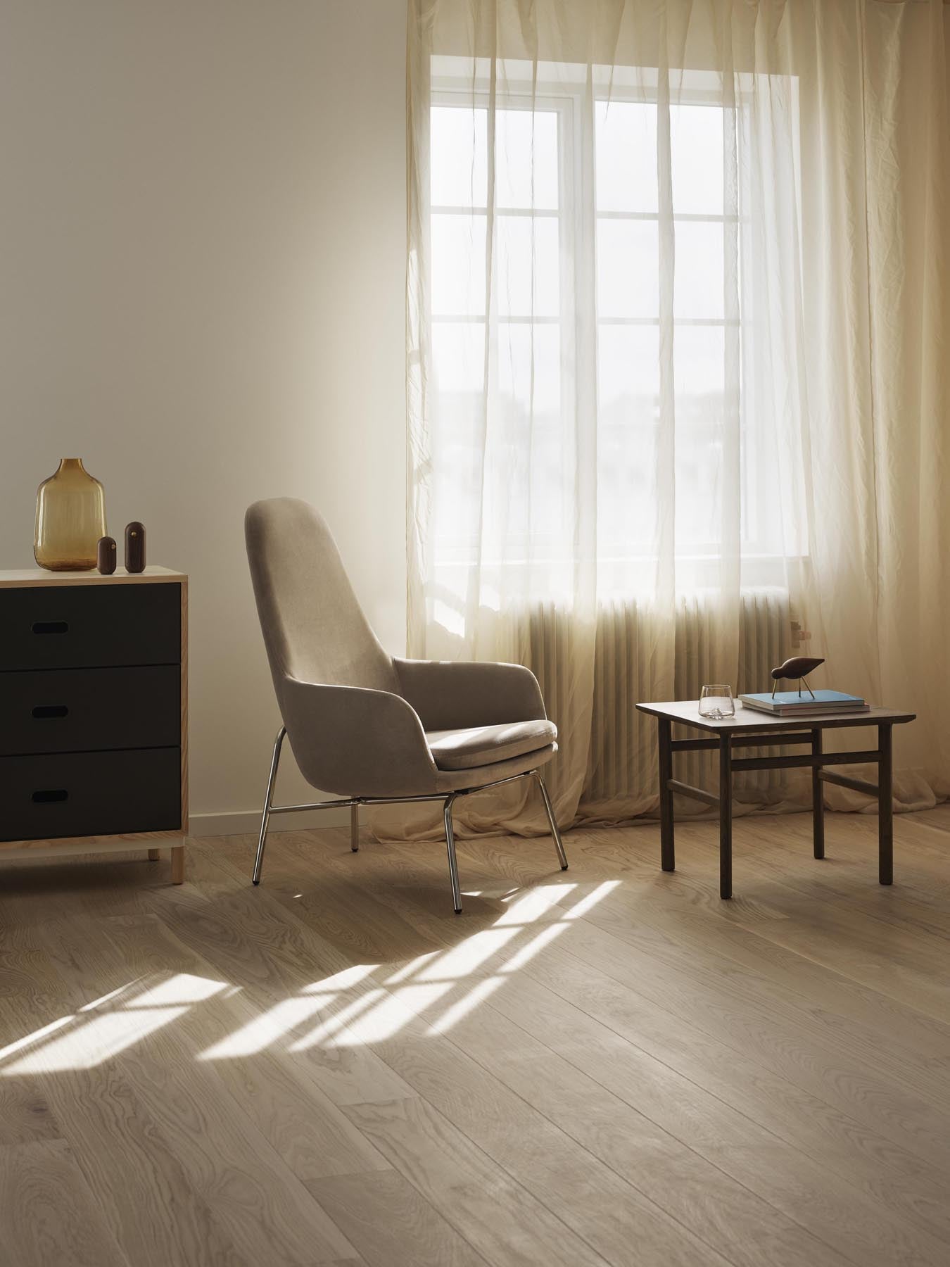 Genießen Sie den Era Lounge-Sessel hoch Eiche Remix von Normann Copenhagen – ein elegantes Möbelstück, das höchsten Sitzkomfort und zeitloses Design bietet.