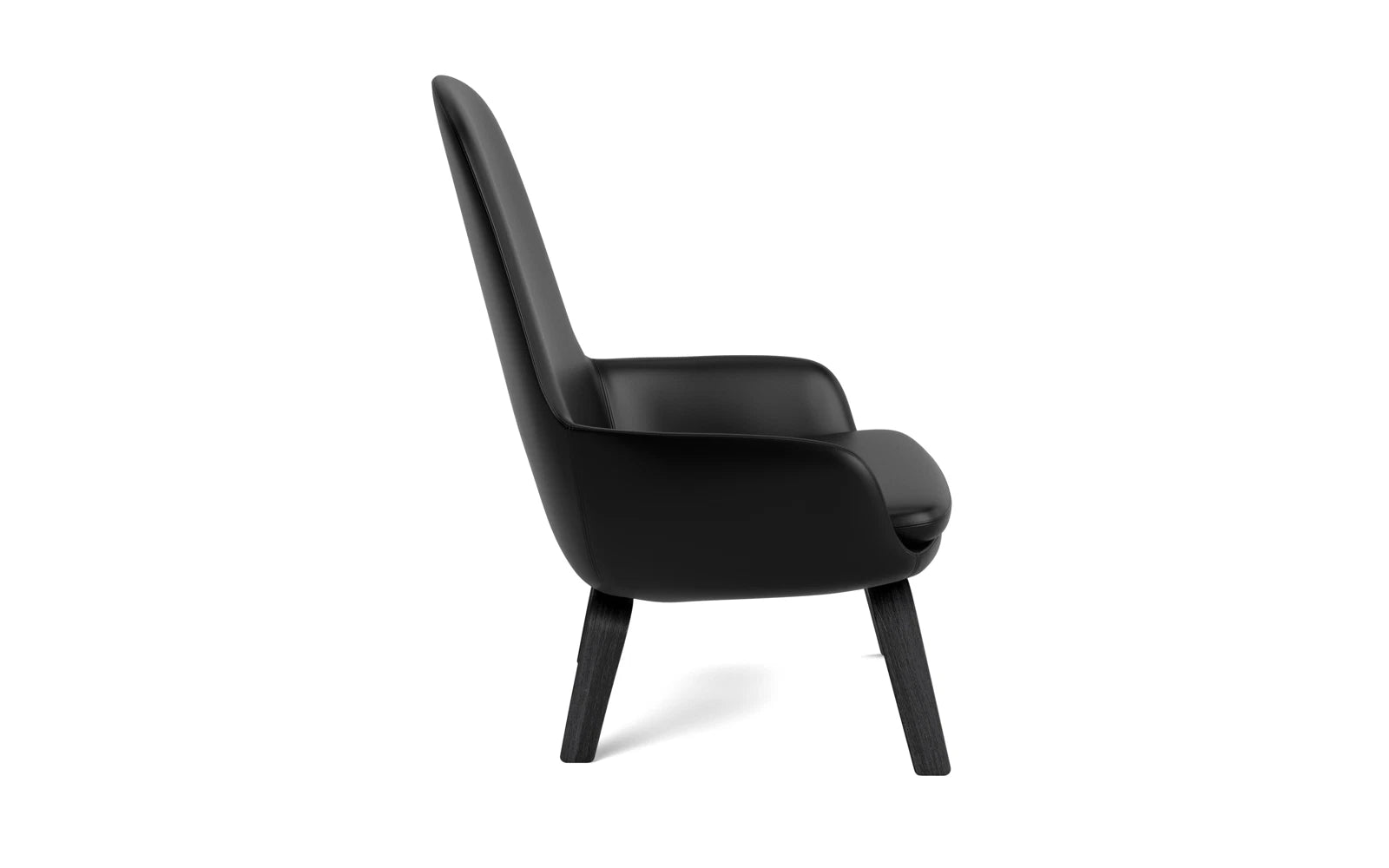 Der Era Lounge-Sessel hoch von Normann Copenhagen vereint elegantes Design und edles Eichenholz für ein luxuriöses Sitzerlebnis.