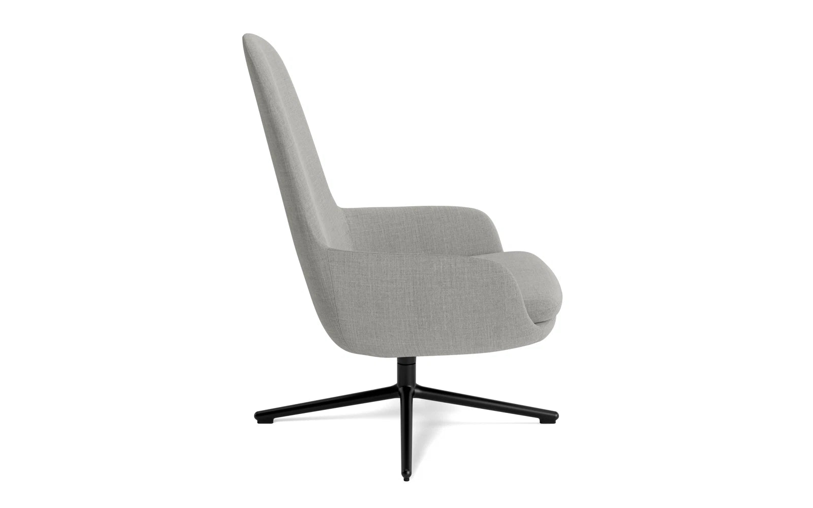 Erleben Sie den Era Lounge-Sessel von Normann Copenhagen: Stilvolles Design und erstklassiger Komfort vereinen sich in einem drehbaren Gestell aus schwarzem Aluminium.