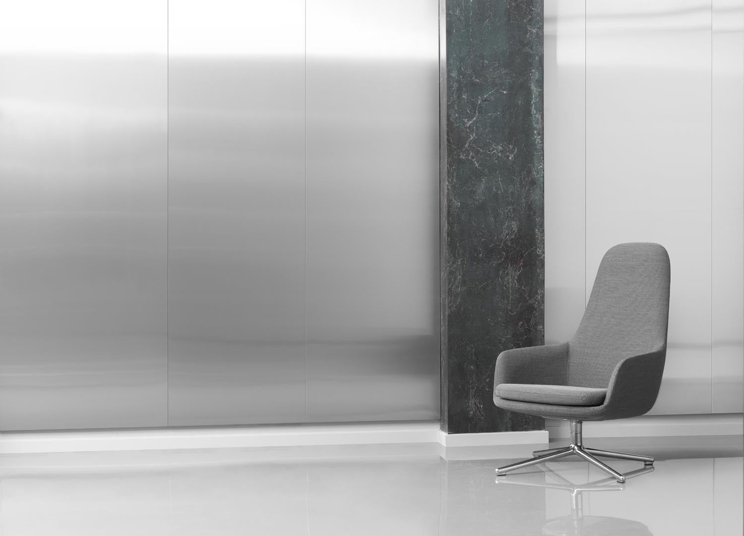 Entdecken Sie den Era Lounge-Sessel von Normann Copenhagen: Elegantes, modernes Design mit drehbarem Gestell aus schwarzem Aluminium für höchsten Sitzkomfort.