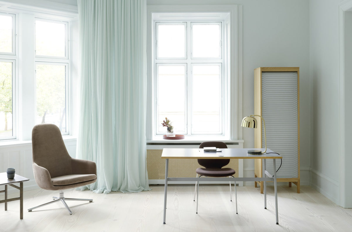 Grauer Era Lounge-Sessel von Normann Copenhagen mit hoher Rückenlehne, Drehgestell aus schwarzem Aluminium und gepolsterter Sitzschale.