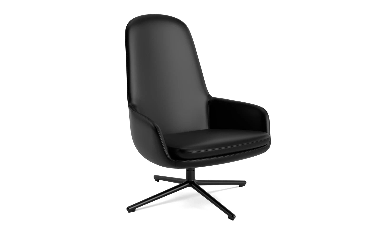 Erleben Sie den Era Lounge-Sessel von Normann Copenhagen: Stilvolles Design und erstklassiger Komfort vereinen sich in einem drehbaren Gestell aus schwarzem Aluminium.
