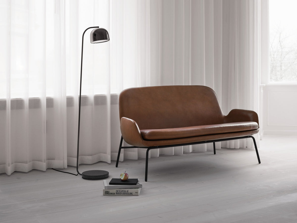 Era 2er Sofa von Normann Copenhagen in Schwarz mit gepolsterter Sitzschale und schwarzem Stahlgestell auf schlanken Beinen.