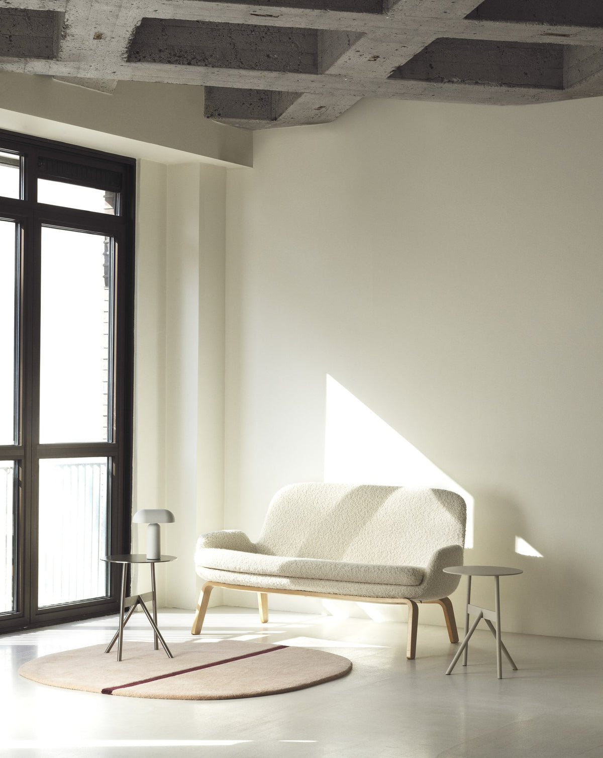 Era 2er Sofa von Normann Copenhagen in Schwarz mit Chrom-Beinen, gepolsterter Sitzschale und geschwungener, klassischer Silhouette.