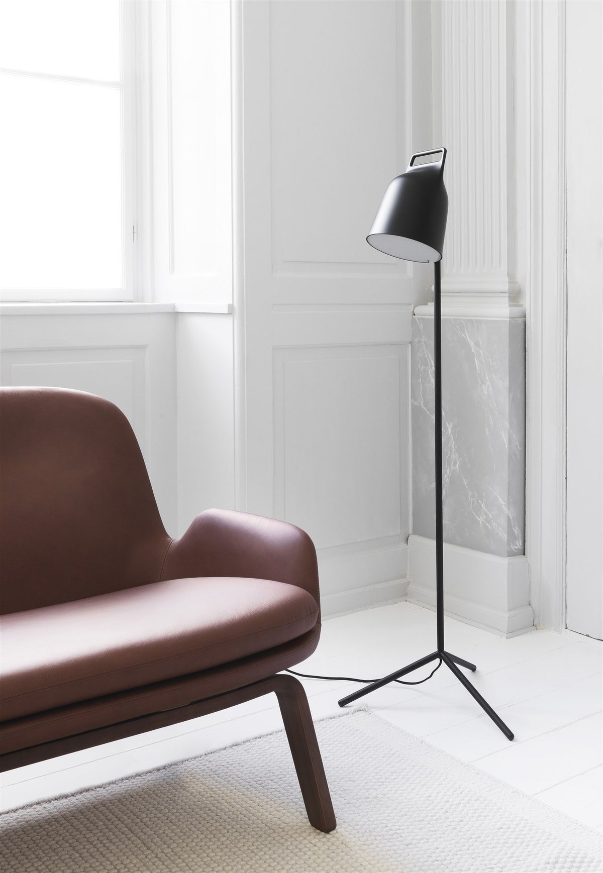 Era Sofa Eiche von Normann Copenhagen, 2er Sofa in Braun mit gepolsterter Sitzschale und lackierten Eichenbeinen, geschwungene Form.