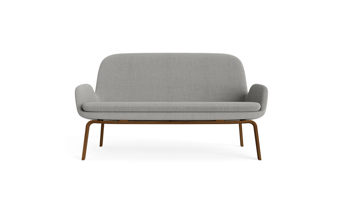 Era Sofa Walnuss Remix in Remix 133 präsentiert im Onlineshop von KAQTU Design AG. 2er Sofa ist von Normann Copenhagen