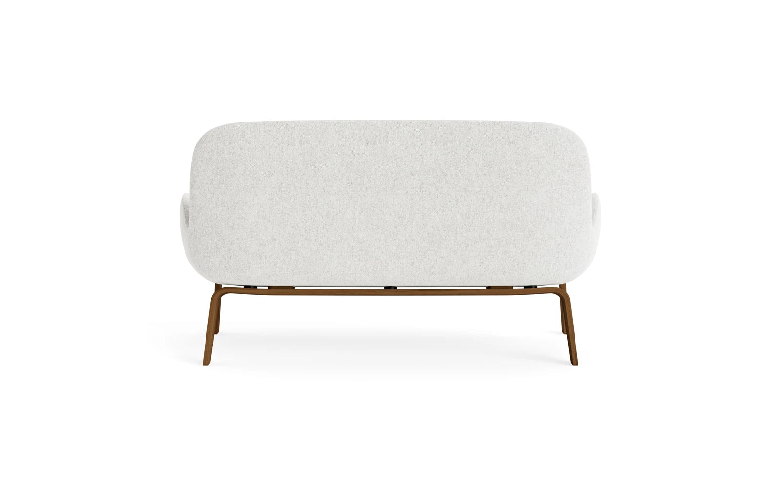 Erleben Sie das Era Sofa Walnuss Hallingdal von Normann Copenhagen – ein zeitloses Möbelstück, das Eleganz und höchsten Sitzkomfort in Ihr Zuhause bringt.