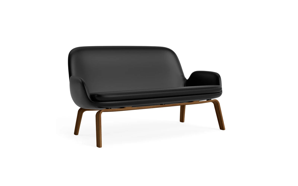 Era Sofa Walnuss Ultra in Ultra 41599 präsentiert im Onlineshop von KAQTU Design AG. 2er Sofa ist von Normann Copenhagen