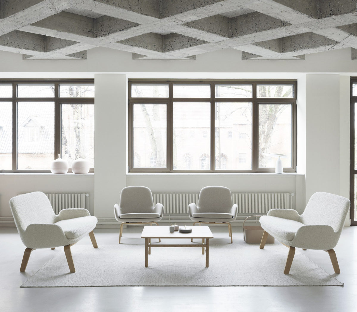 Era 2er Sofa von Normann Copenhagen in Braun mit gepolsterter Sitzschale, weichen Kissen und Beinen aus lackierter Eiche.