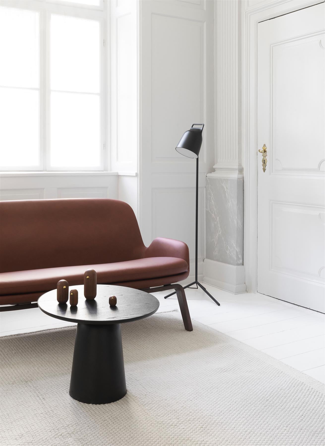 Entdecken Sie das Era Sofa Schwarze Eiche Ultra von Normann Copenhagen – ein elegantes, komfortables Möbelstück, das zeitloses skandinavisches Design verkörpert.