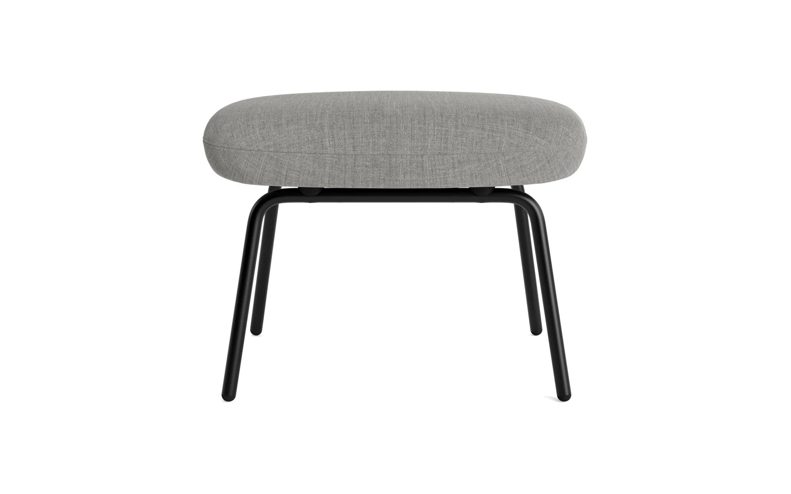 Erleben Sie den Era Fusshocker von Normann Copenhagen: Ein stilvolles Möbelstück aus robustem schwarzem Stahl und feinem Remix-Stoff, das Komfort und Eleganz vereint.