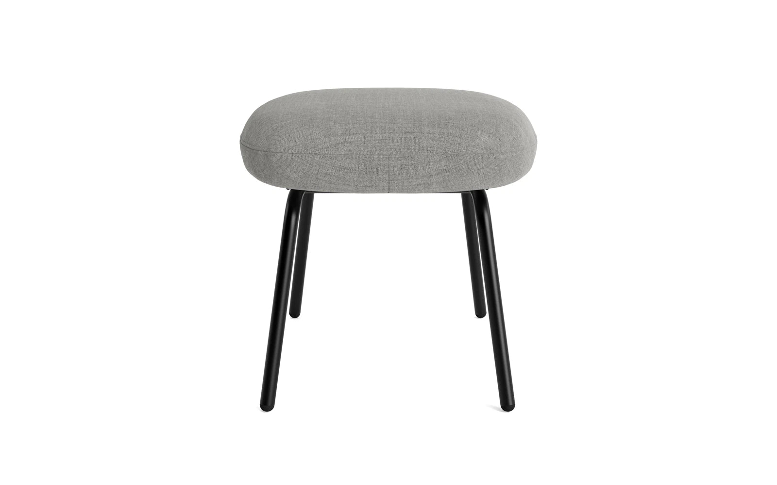 Entdecken Sie den Era Fusshocker von Normann Copenhagen: Ein elegantes Design aus schwarzem Stahl und hochwertigem Remix-Stoff, das Stil und Funktionalität vereint.