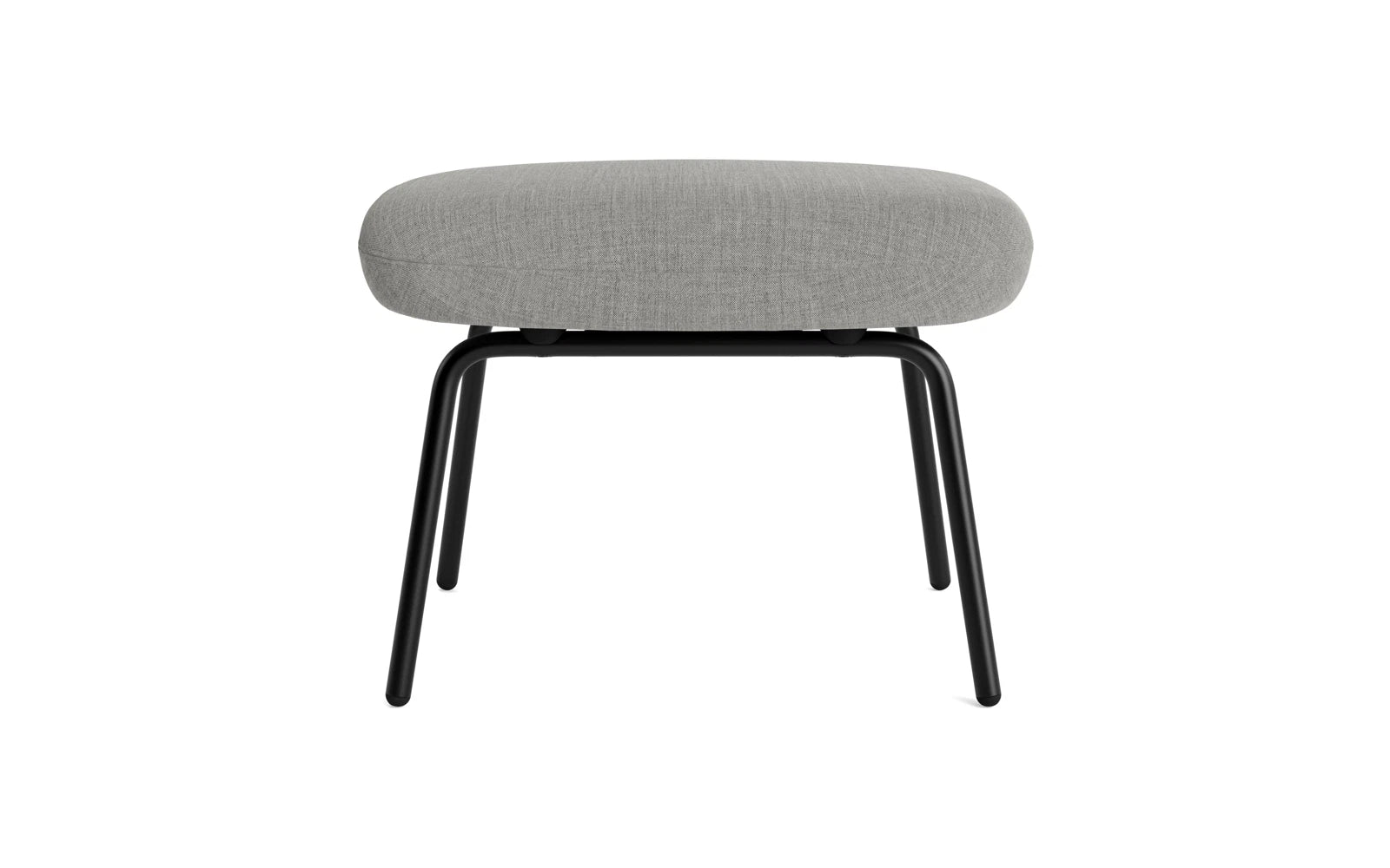 Erleben Sie den Era Fusshocker von Normann Copenhagen: Ein stilvolles Möbelstück aus robustem schwarzem Stahl und feinem Remix-Stoff, das Komfort und Eleganz vereint.