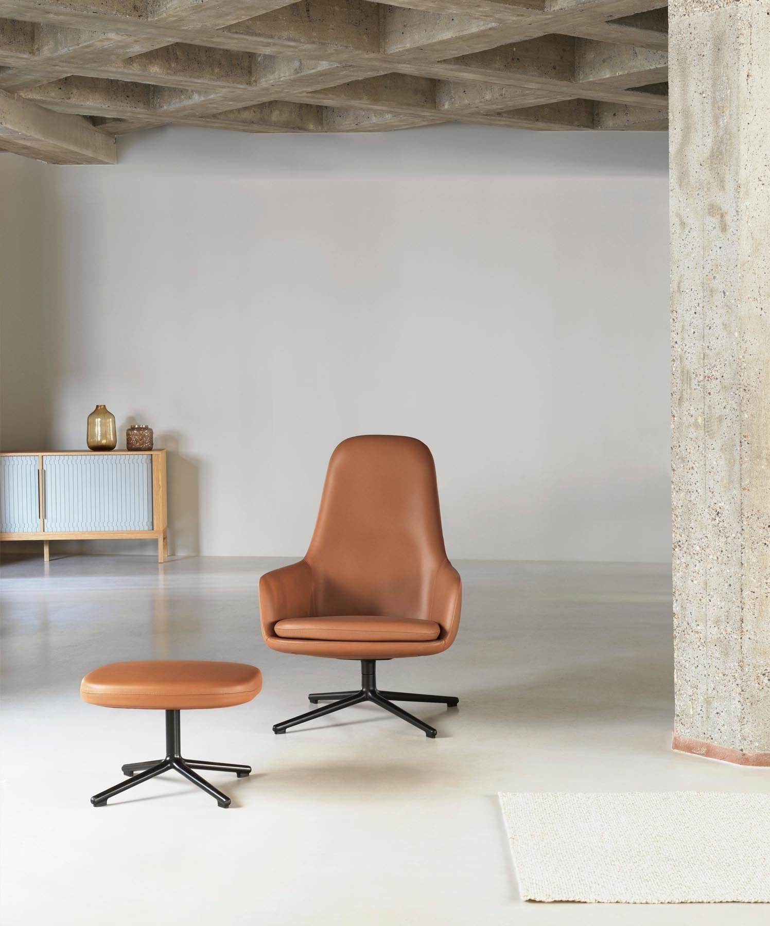 Entdecken Sie den Era Fusshocker von Normann Copenhagen: stilvoller Hocker aus schwarzem Stahl und Hallingdal-Stoff für zeitlose Eleganz und Komfort.