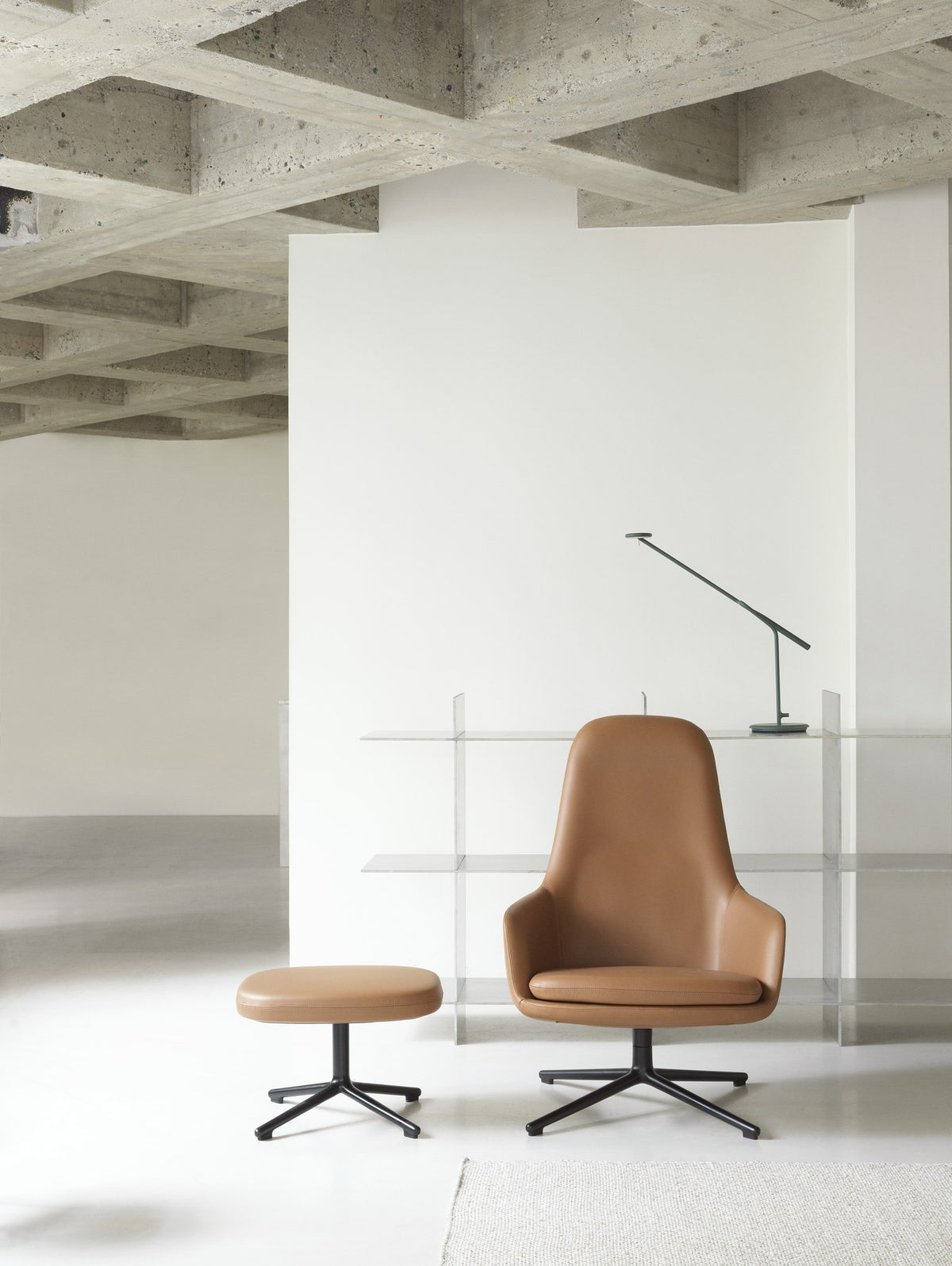 Era Fusshocker von Normann Copenhagen in Cognac, gepolstert mit gerundeter Form und verchromten Beinen.