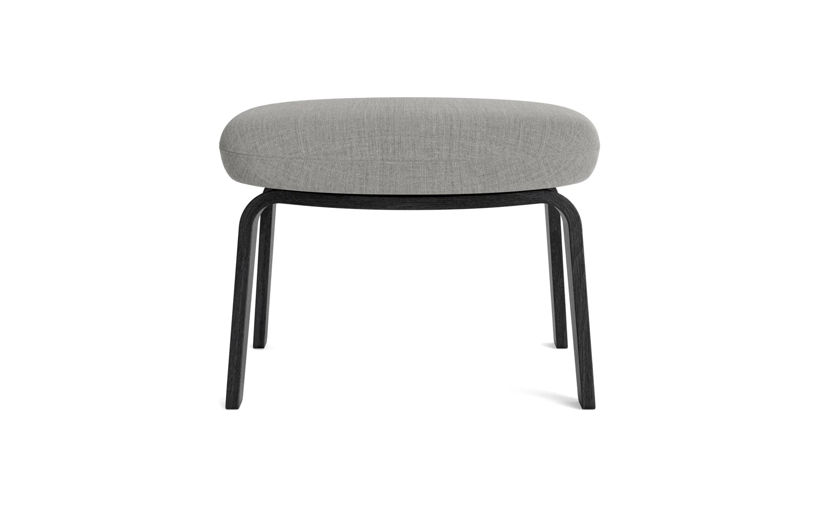 Erleben Sie den Era Fusshocker in schwarzer Eiche und Remix-Stoff von Normann Copenhagen – ein stilvolles Möbelstück, das Komfort und Eleganz vereint.