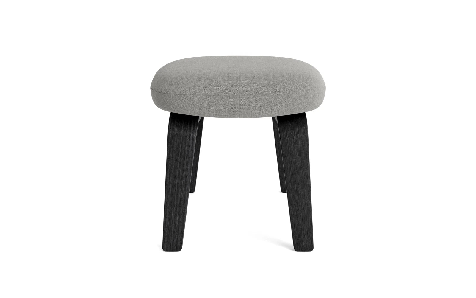 Entdecken Sie den Era Fusshocker in edler schwarzer Eiche und modernem Remix-Stoff – ein zeitloses Designhighlight für Ihr Zuhause.