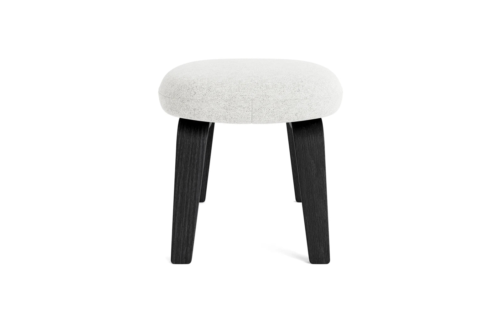 Entdecken Sie den Era Fusshocker aus schwarzer Eiche mit Hallingdal-Bezug von Normann Copenhagen – ein zeitloses Design, das Stil und Bequemlichkeit vereint.