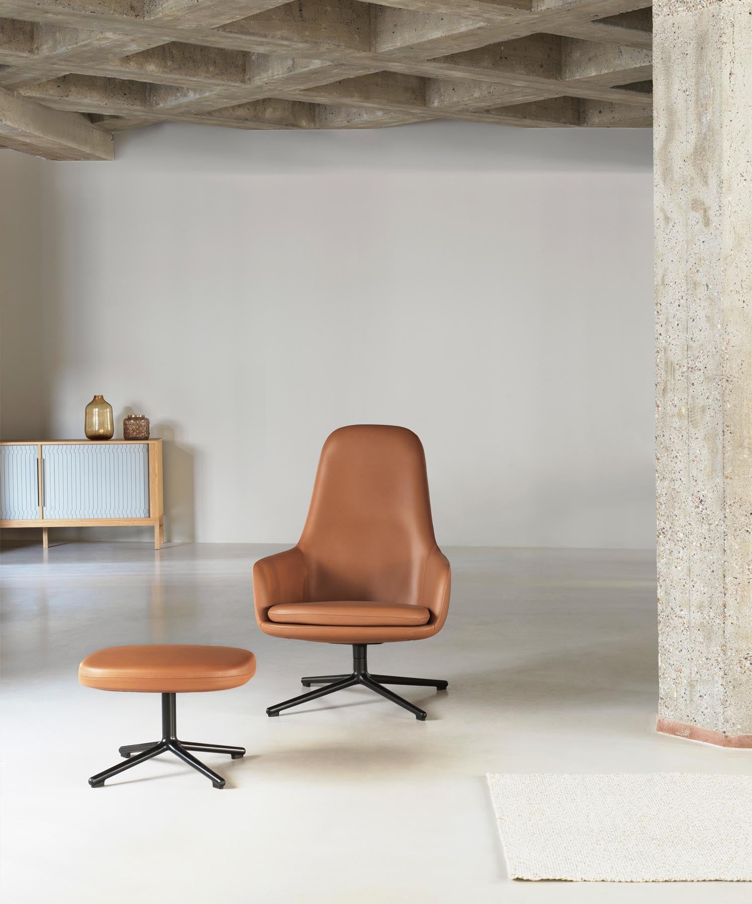 Erleben Sie den Era Fusshocker Swivel von Normann Copenhagen – ein elegantes Designstück, das Komfort und Stil in Ihr Zuhause bringt.
