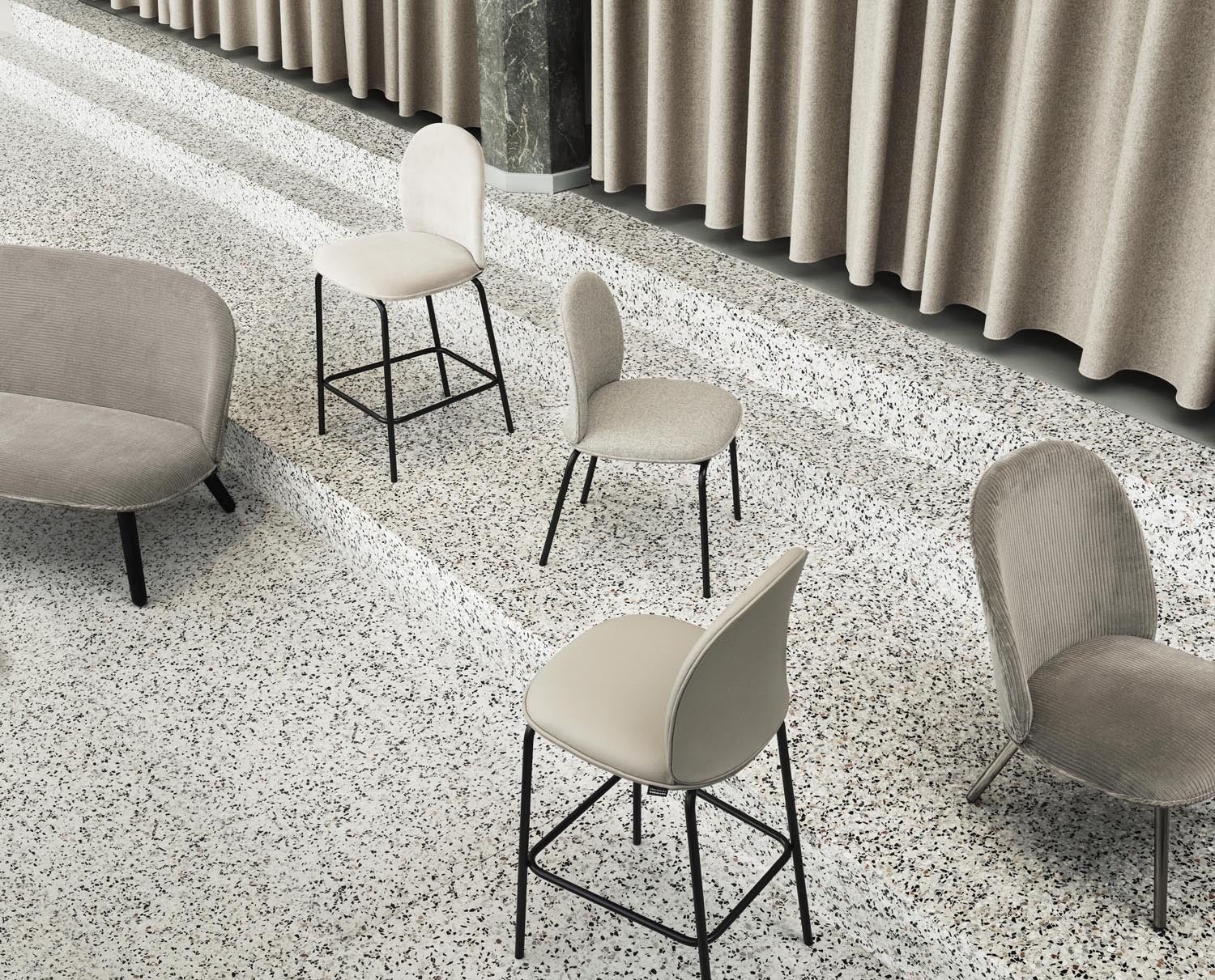 Entdecken Sie den Ace Barstuhl 65 cm gepolstert von Normann Copenhagen – ein stilvolles, modernes Design aus hochwertigem Stahl und komfortablem PU-Schaum.