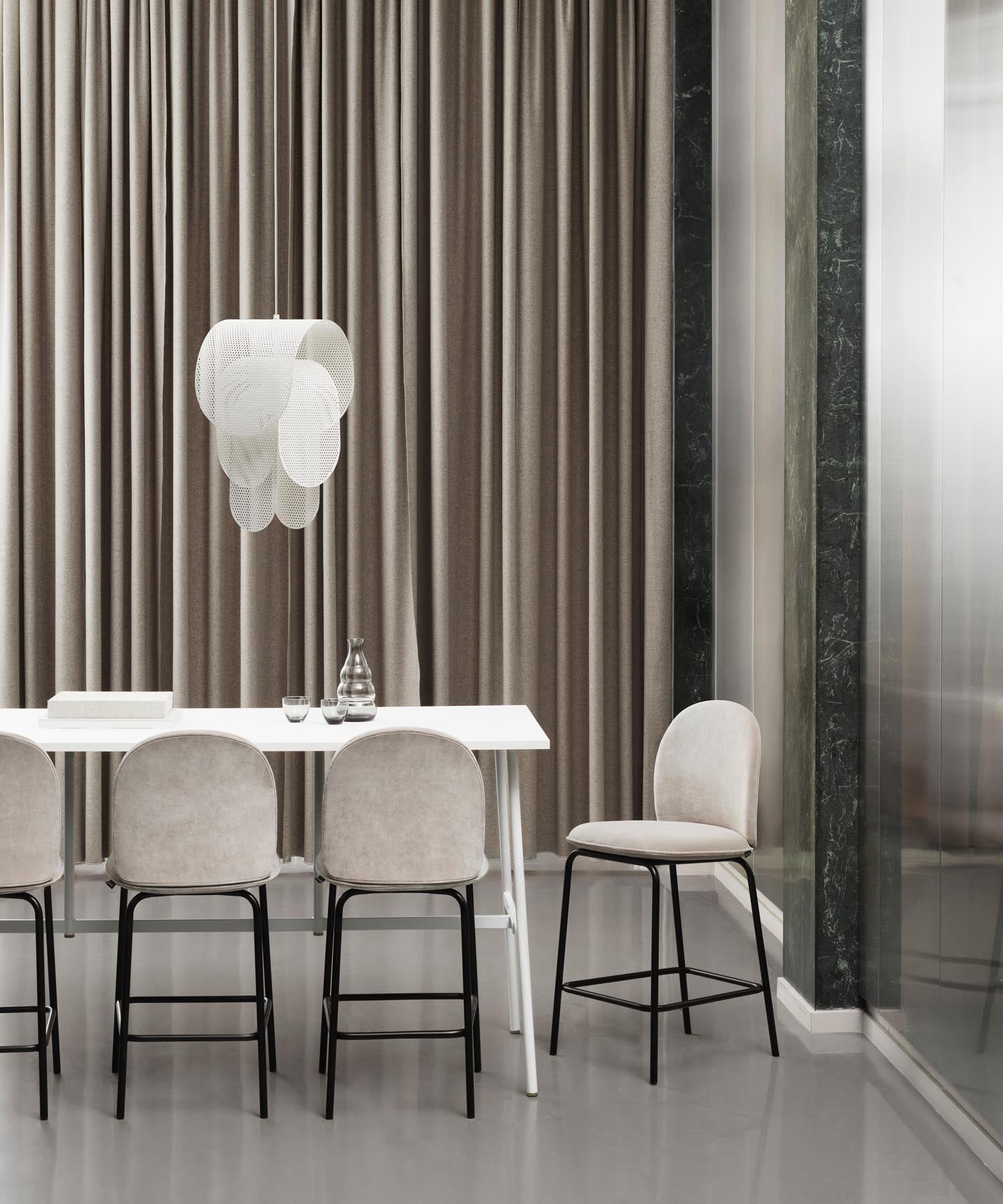 Erleben Sie den Ace Barstuhl 65 cm gepolstert von Normann Copenhagen – ein elegantes Möbelstück, das skandinavische Ästhetik und Komfort vereint.