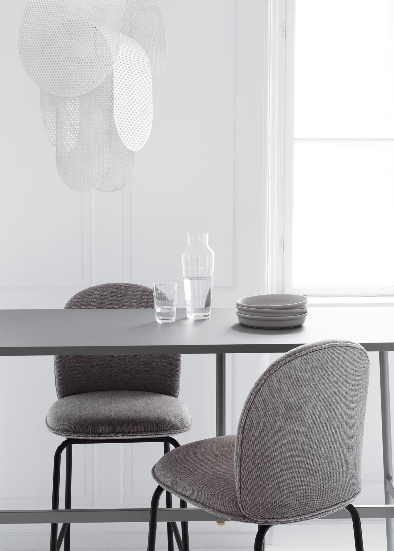 Erleben Sie den Ace Barstuhl 75 cm gepolstert von Normann Copenhagen – eine harmonische Verbindung aus modernem Design, Komfort und langlebigen Materialien.