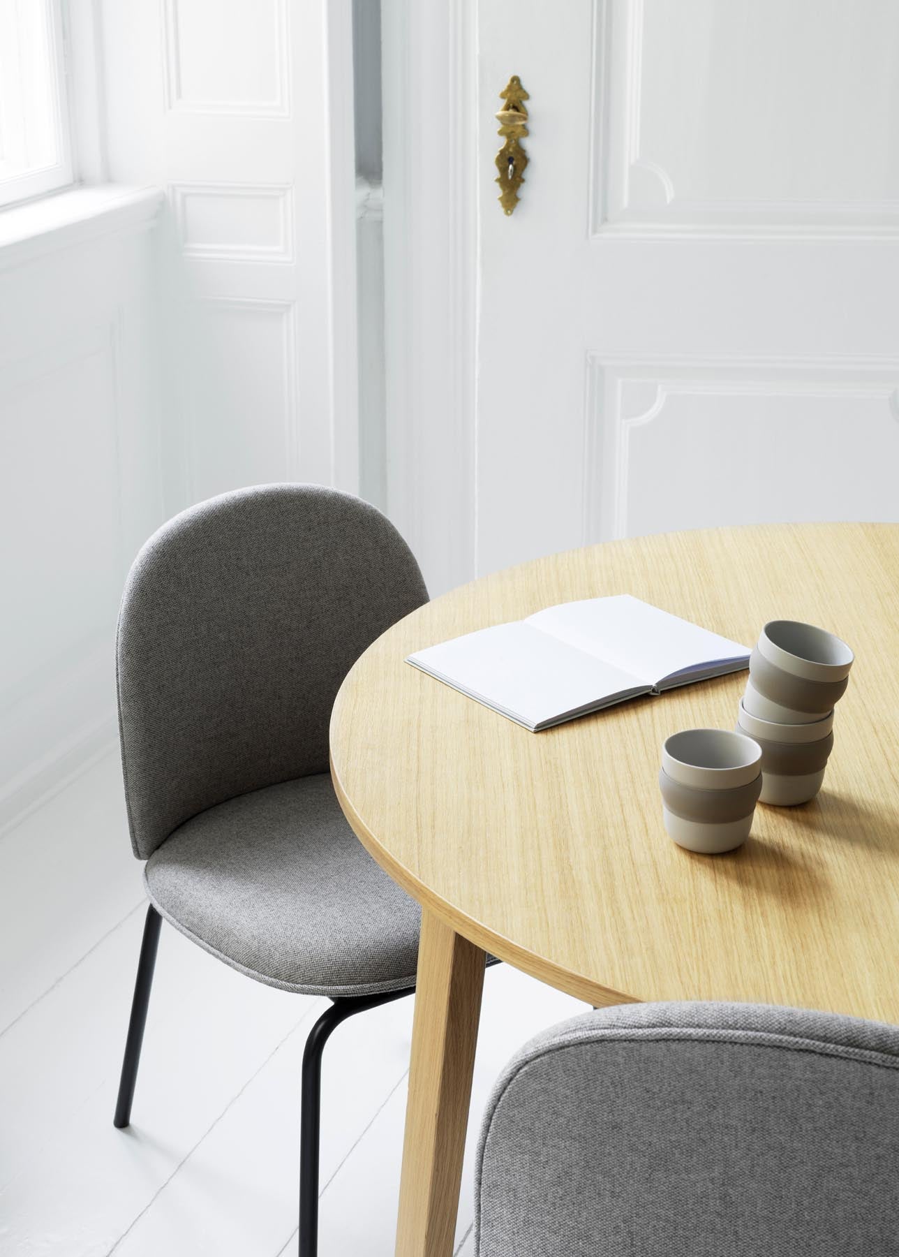 Der Ace Stuhl von Normann Copenhagen vereint organisches Design mit urbanem Komfort. Wähle aus hochwertigen Stoffen und Leder.