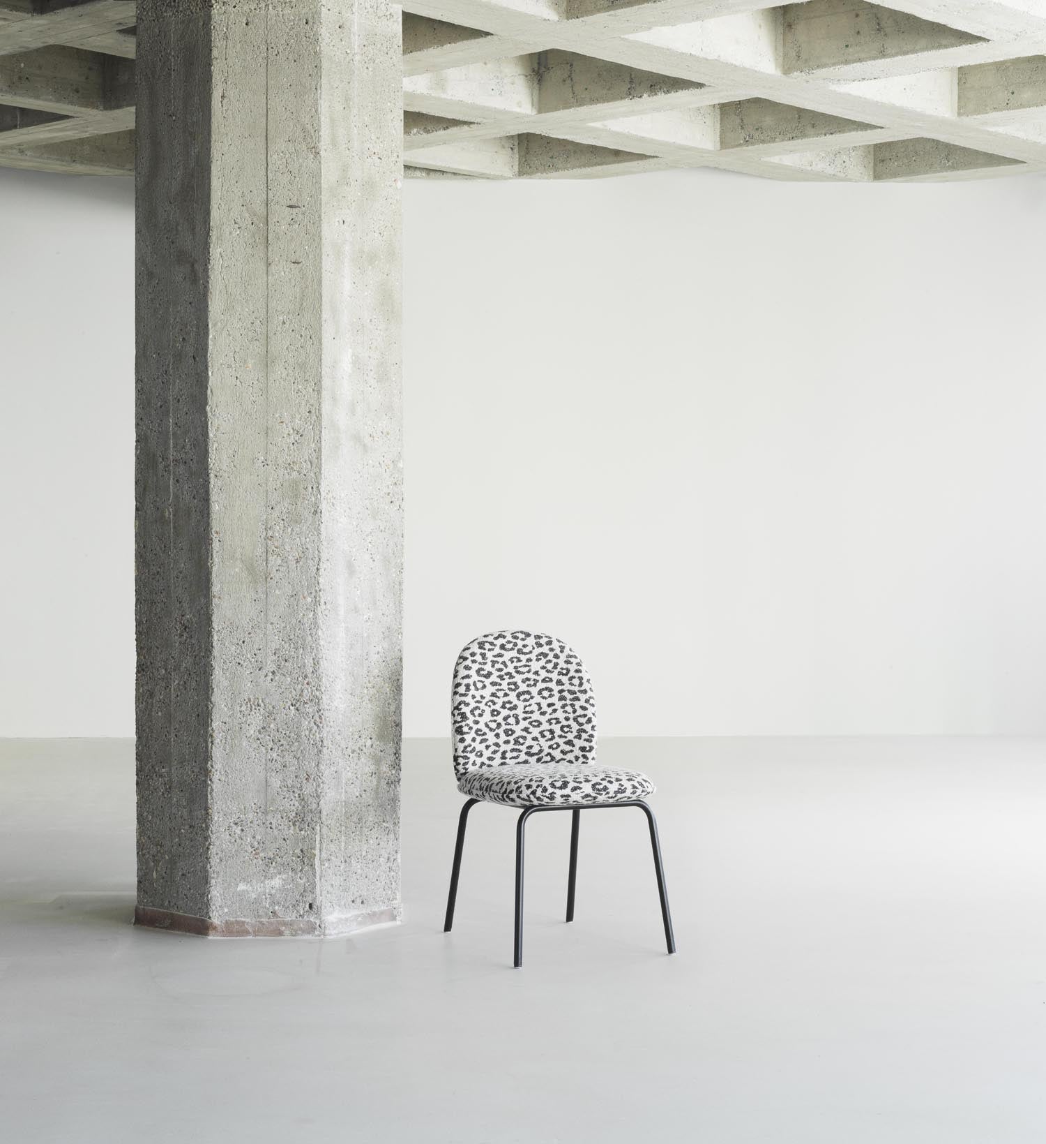 Der Ace Stuhl von Normann Copenhagen vereint organisches Design mit urbanem Komfort. Wähle aus hochwertigen Stoffen und Leder.