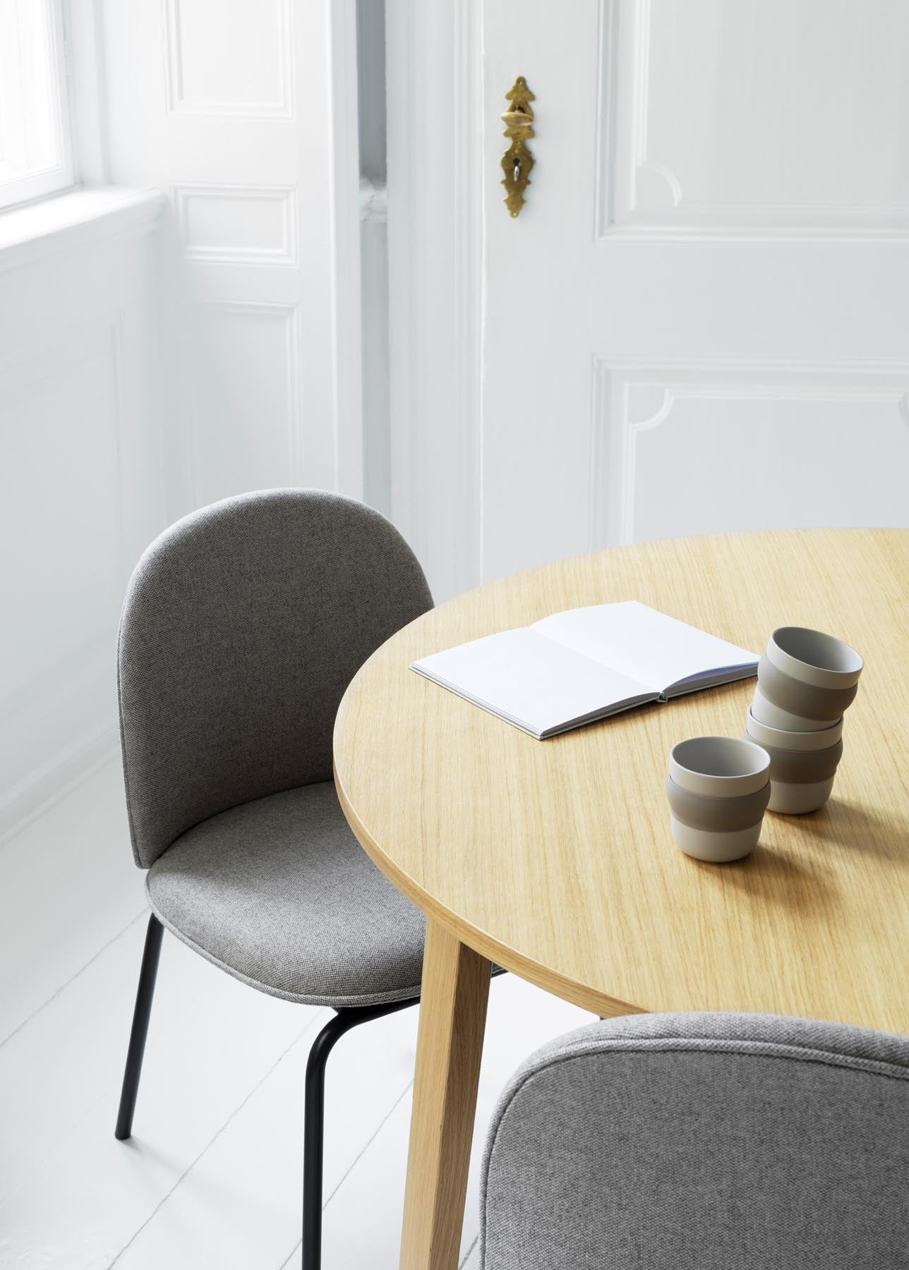 Der Ace Stuhl von Normann Copenhagen vereint elegantes Design in Schwarz mit stabilen Stahlbeinen und sorgt für optimalen Komfort in jedem modernen Interieur.
