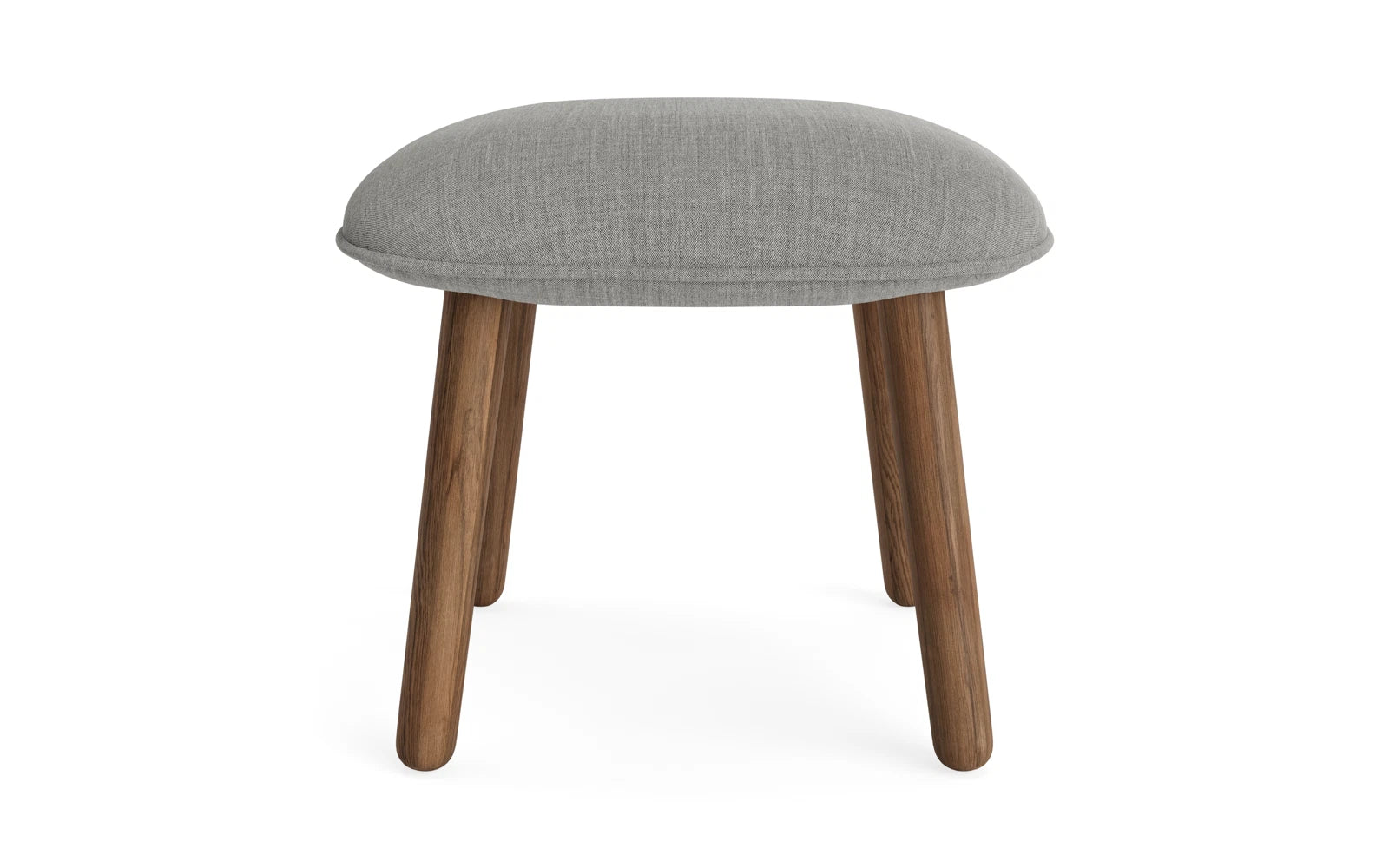 Erleben Sie den Ace Fusshocker in gebeizter Eiche von Normann Copenhagen – ein elegantes, komfortables Möbelstück, das urbanes Wohnen perfekt ergänzt.