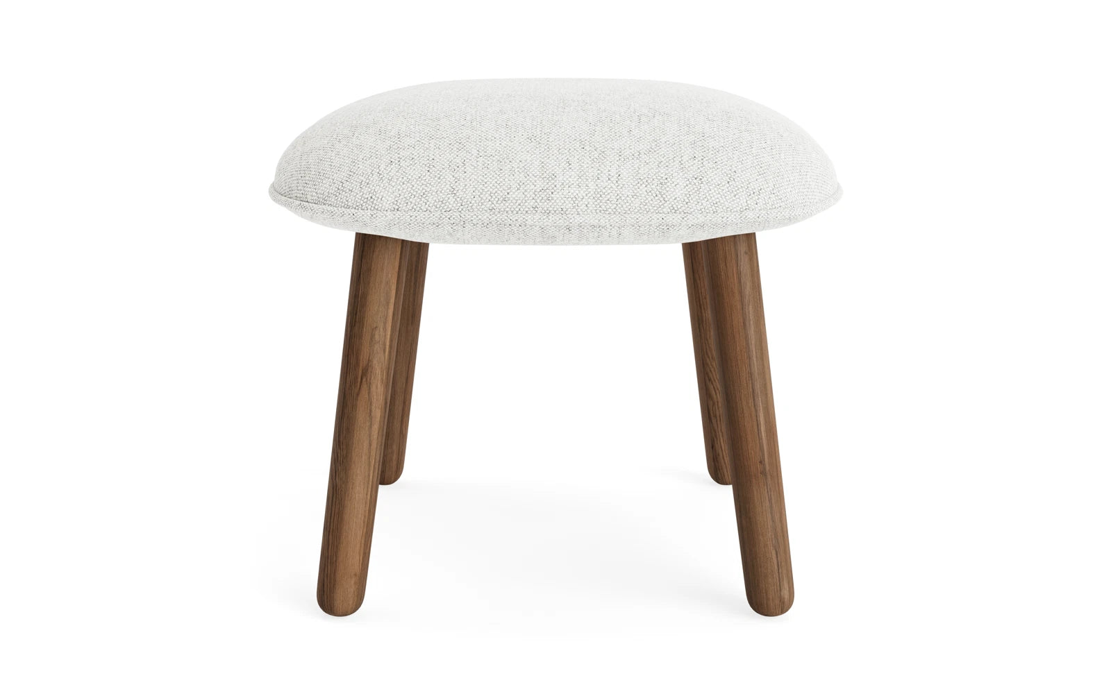 Erleben Sie den Ace Fusshocker aus gebeizter Eiche von Normann Copenhagen – ein elegantes Möbelstück, das Komfort und modernes Design harmonisch verbindet.