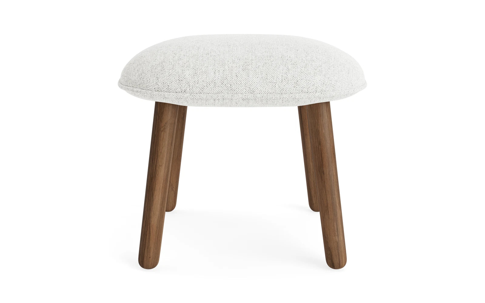 Erleben Sie den Ace Fusshocker aus gebeizter Eiche von Normann Copenhagen – ein elegantes Möbelstück, das Komfort und modernes Design harmonisch verbindet.