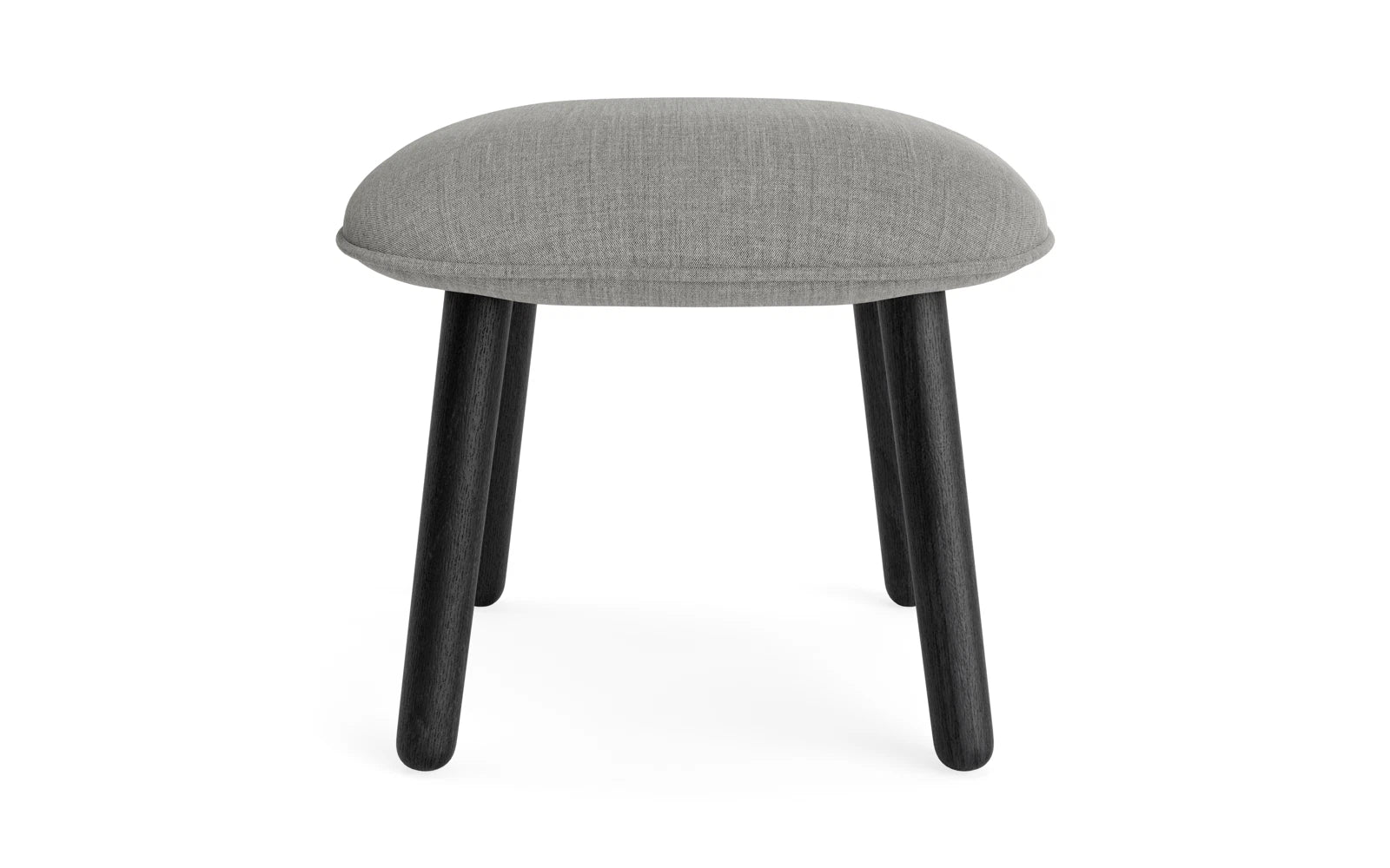 Erleben Sie den Ace Fusshocker in schwarzer Eiche Remix – ein elegantes Designstück, das Komfort und Funktionalität für moderne Wohnräume vereint.