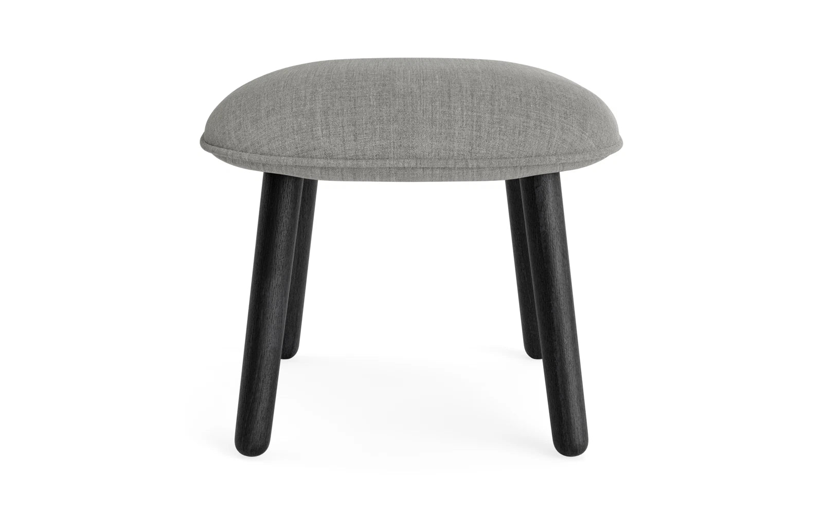 Erleben Sie den Ace Fusshocker in schwarzer Eiche Remix – ein elegantes Designstück, das Komfort und Funktionalität für moderne Wohnräume vereint.